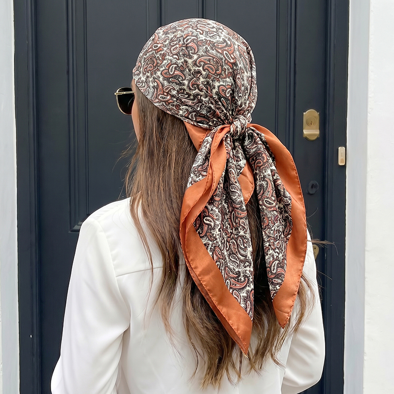 وشاح مربع من الساتان بتصميم بو - مراجعة Vintage Fashion Hijab وسعره