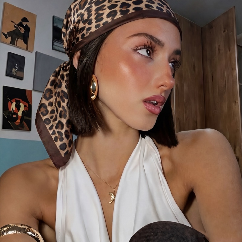 وشاح حريري مربع بتصميم عتيق بن - مراجعة Vintage Fashion Hijab وسعره